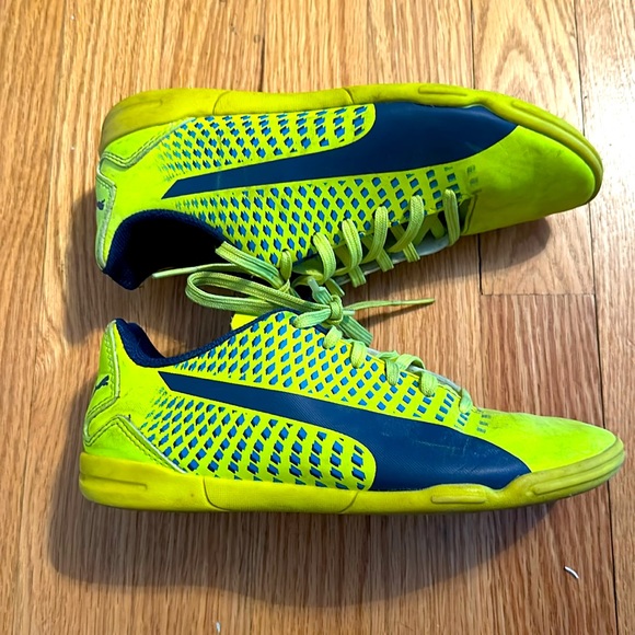 Kids Pumas indoor soccer shoes size UK 4/ 5 US. - Picture 3 of 5